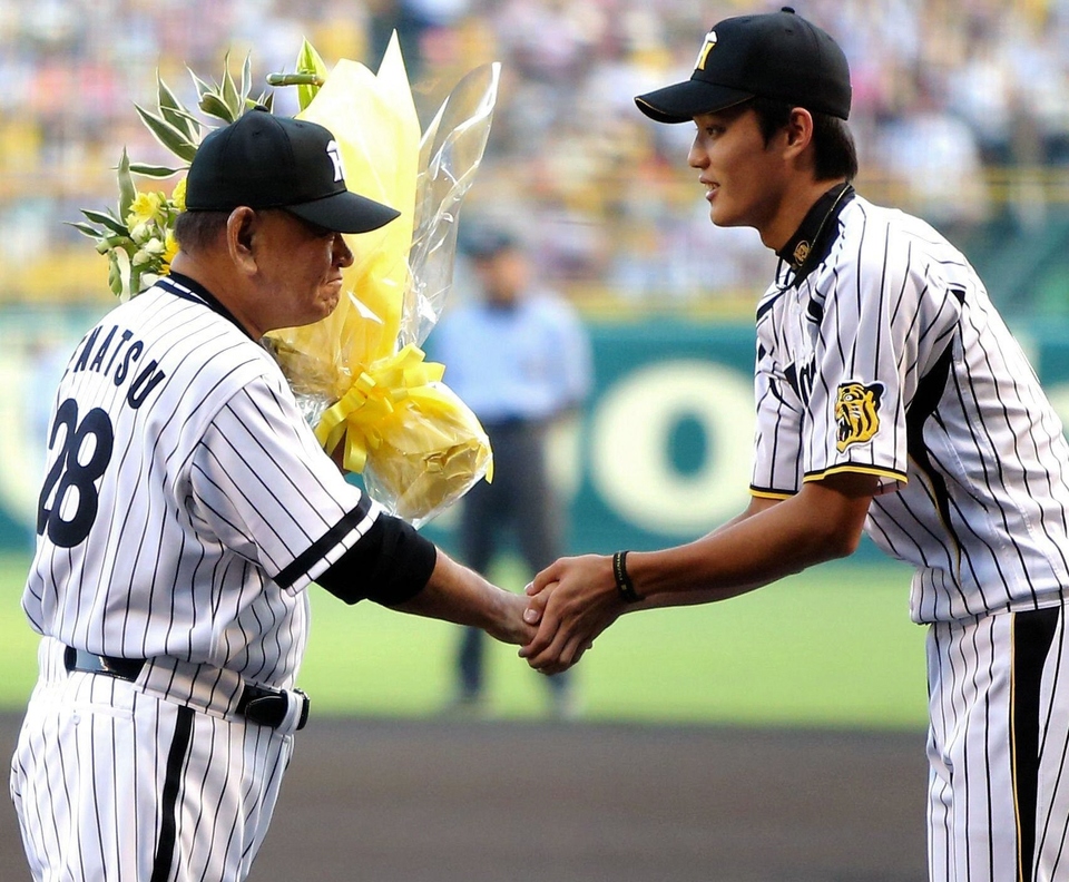 始球式を行った江夏氏（左）に花束を手渡し握手をする藤浪（撮影・棚橋慶太）