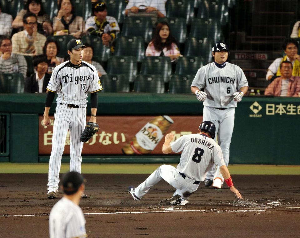 １回中日、１死一、二塁、森野将彦の二塁ゴロ悪送球の間に生還した大島洋平２点を失った藤浪晋太郎＝甲子園（撮影・持木克友）