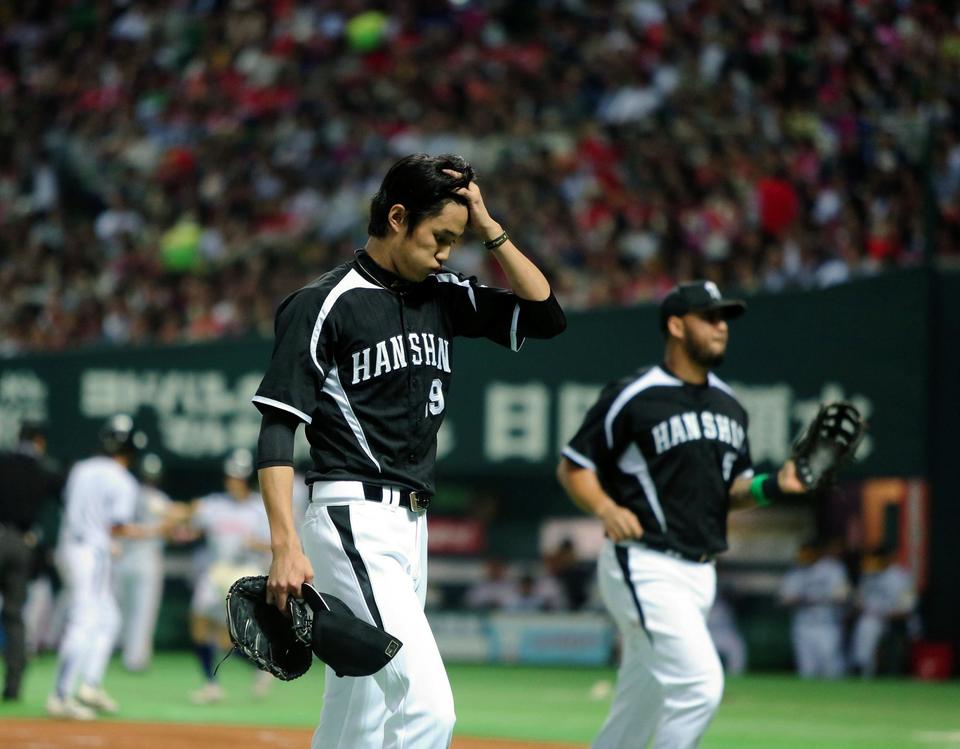 ３回のピンチを切り抜けるも頭を抱えベンチへ戻る阪神・藤浪晋太郎＝ヤフオクドーム（撮影・棚橋慶太）