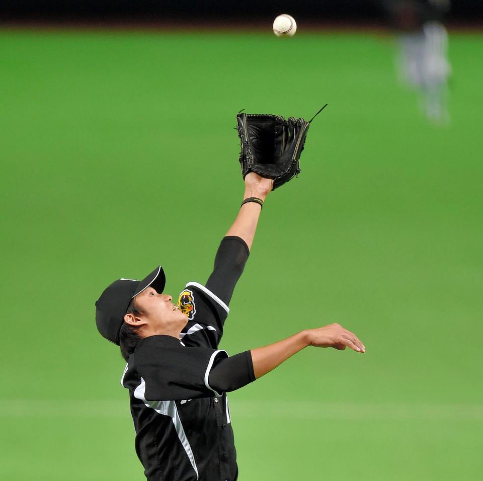 ６回、今宮の打球に飛びつく藤浪（撮影・吉澤敬太）