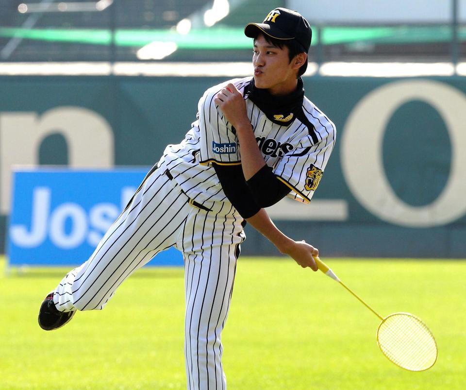 バトミントンのラケットを手にスイングする阪神・藤浪晋太郎＝甲子園（撮影・保田叔久）