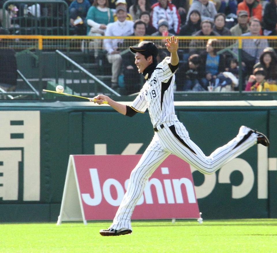 器用にラケットにボールを乗せ疾走する藤浪晋太郎＝甲子園（撮影・持木克友）