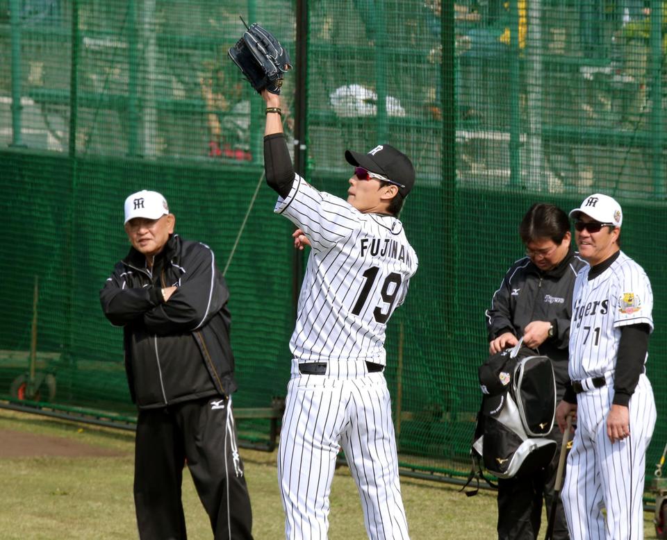 江夏豊臨時コーチが見る中、キャッチボールをする阪神・藤浪晋太郎はジャンプをして捕球＝宜野座（撮影・田中太一）