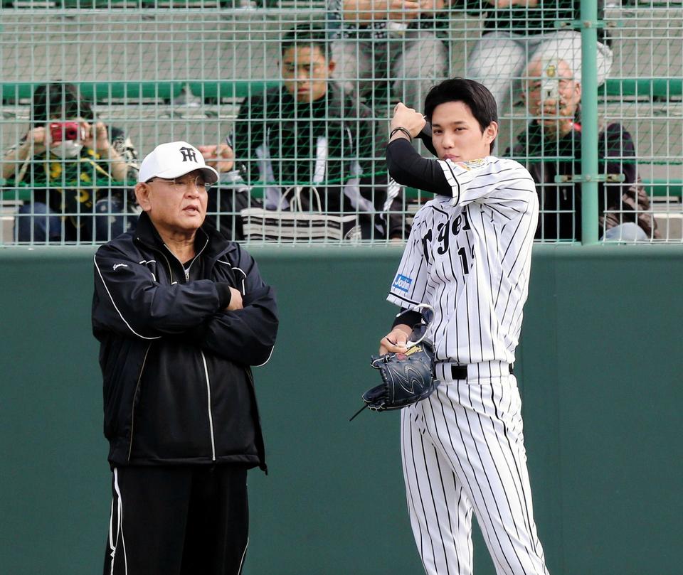 阪神・藤浪晋太郎（右）と話す江夏臨時コーチ＝宜野座（撮影・棚橋慶太）