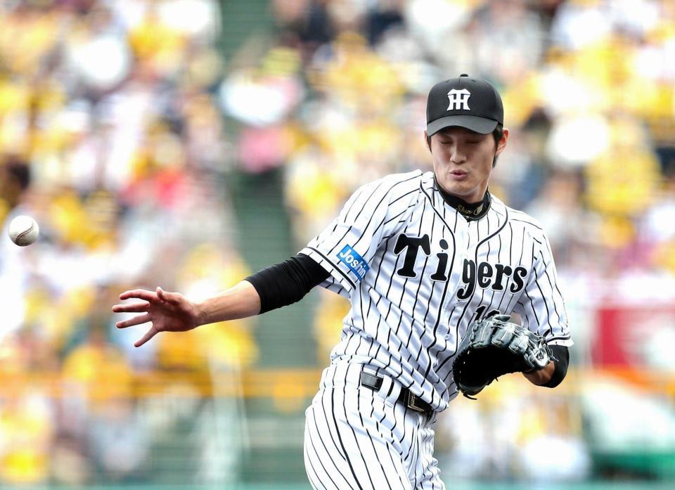 ２回広島、広島・田中広輔の打球に右手を出す阪神・藤浪晋太郎＝甲子園（撮影・飯室逸平）