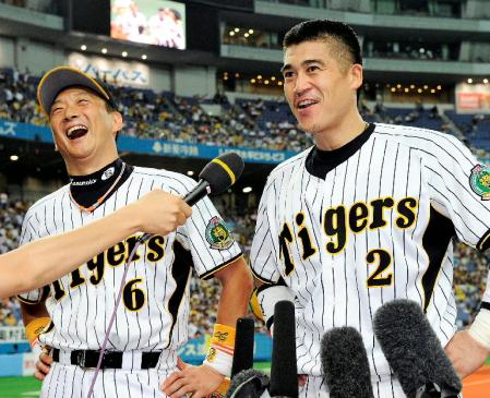 　試合後のヒーローインタビューで、金本知憲外野手（左）と笑顔を見せる阪神・城島健司捕手＝２０１０年８月、京セラドーム