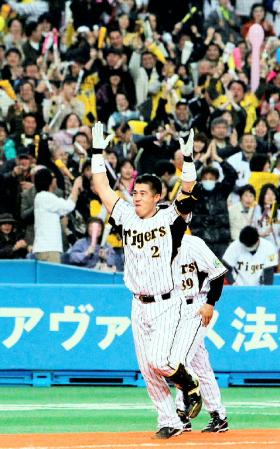 　サヨナラ本塁打を放ち、ファンの大歓声を背に本塁へ向かう阪神・城島健司捕手＝２０１０年３月、京セラドーム