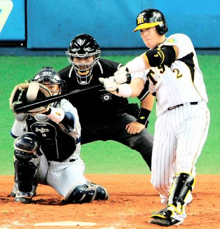 　横浜戦でサヨナラ本塁打を放つ阪神・城島健司捕手＝２０１０年３月、京セラドーム