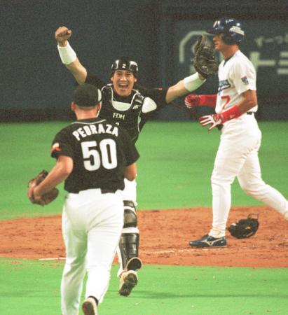 99年10月28日　日本シリーズ第５戦　中日対ダイエー　最後の打者の中日・李を三振に切って取り、日本一を決めガッツポーズをするダイエー・城島。投手ペドラザ＝ナゴヤドーム