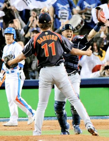 　２００９年、ＷＢＣで連覇を決め、ダルビッシュ（11）に駆け寄る城島＝ドジャースタジアム（共同）