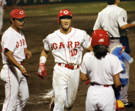 　９６年８月１５日　広島－阪神　３回、金本は右翼場外へ２０号本塁打を放ち生還