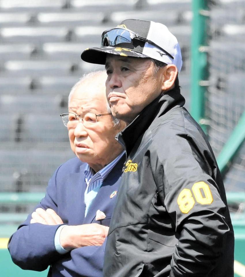 吉田義男氏（奥）と話す阪神・岡田彰布監督＝４月９日、甲子園