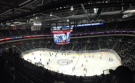 クリスマスシーズンに家族で観戦するＮＨＬ