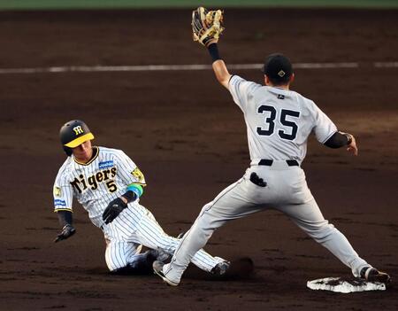 　盗塁を決める近本（８月１日・甲子園）