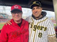 　著者のフィッツ氏（左）と筆者