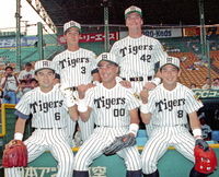 　オールスター・ファン投票で選出された（前列左から）和田豊、亀山努、久慈照嘉（後列左から）八木裕、ジェームス・パチョレックの５人衆＝１９９２年６月９日、甲子園球場