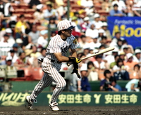 　阪神ー横浜７　四回、和田は投手強襲内野安打を放ち、通算１５００安打を達成＝１９９８年５月２３日、甲子園球場
