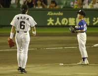 　父・和田豊（左）の引退試合で始球式をつとめた和田優輝＝２００１年１０月１日、甲子園