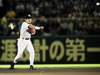 　阪神ー巨人２８　　現役最後の二塁守備に就いた和田＝２００１年１０月１日、甲子園