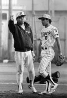 　二塁特守の阪神・和田豊（右）にアドバイスする岡田彰布＝１９８８年１１月１４日、安芸球場