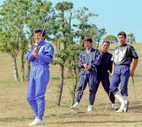 　和歌山・勝浦温泉でオーバーホール中の阪神主力選手。岡田彰布（左）の誘いでゴルフを楽しむ和田豊、長島トレーナー、仲田幸司（左から）＝１９９１年１１月１９日、グリーンピア南紀