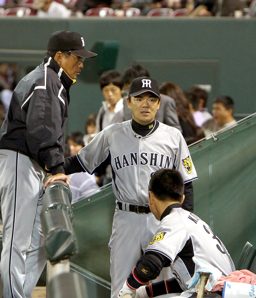 　ベンチで阪神・真弓明信監督を話す阪神・和田豊コーチ＝＝２０１１年１０月２４日、甲子園マツダ（撮影・山崎　竜）