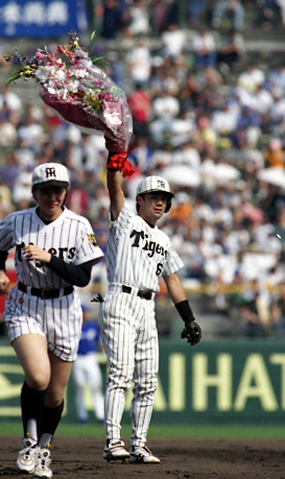 　阪神ー横浜７　四回、和田は投手強襲内野安打を放ち、通算１５００安打を達成し花束を掲げる＝１９９８年５月２３日、甲子園球場
