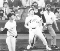 巨人戦で左越えに先頭打者本塁打を放つ和田。投手・木田＝９０年５月３１日、甲子園