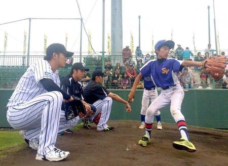 　野球教室で少年にアドバイスする岩貞（左）＝撮影・吉田風