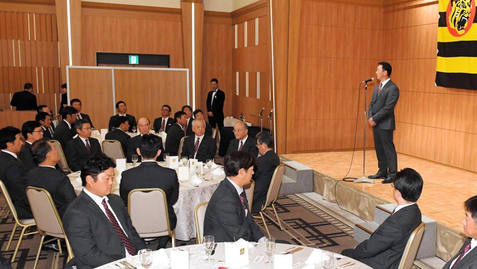 　球団納会であいさつする金本監督（撮影・北村雅宏）