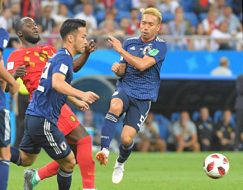 　Ｗ杯・ベルギー戦で、激しく競り合う長友（中央）