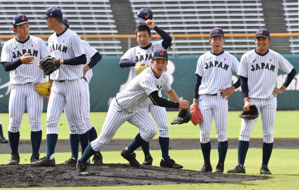 　投内連係でマウンドからダッシュするＵ１８日本代表・吉田（中央）＝撮影・持木克友