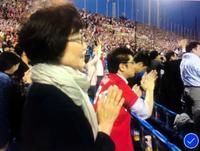 　神宮球場で息子の２０００安打に拍手を送る母・美智子さん（筆者撮影）