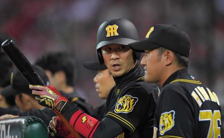 　９回、平野コーチ（右）と話す西岡