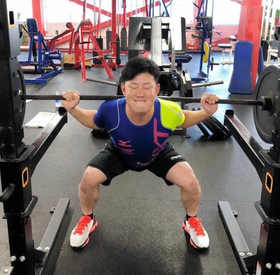 　先日の広島遠征で、試合前にトレーニングに励む糸原（トレーニングクラブアスリート提供）