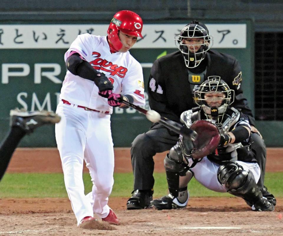 　５回、二塁打を放つ丸