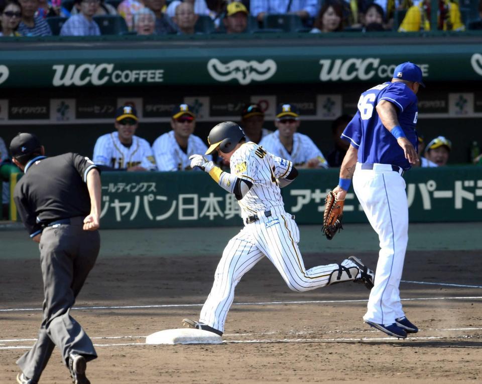 　５回、梅野は京田の悪送球で出塁する