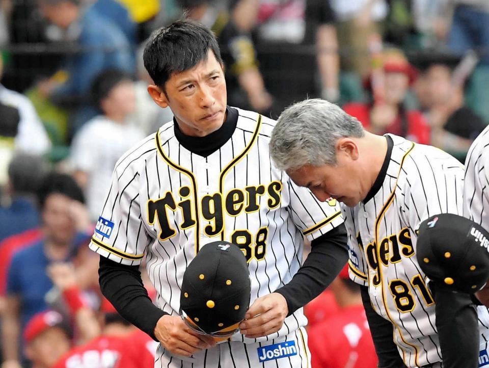 　試合後、硬い表情でファンに頭を下げる矢野監督