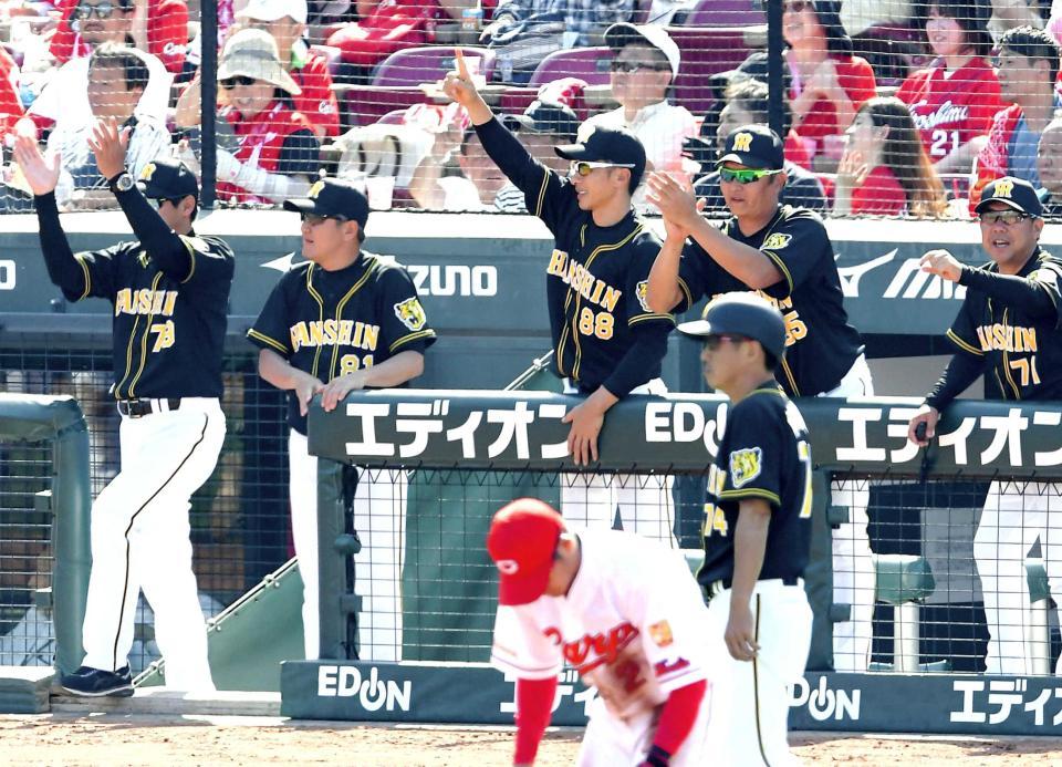 　６回、マルテの適時打で歓喜する矢野監督（中央）ら