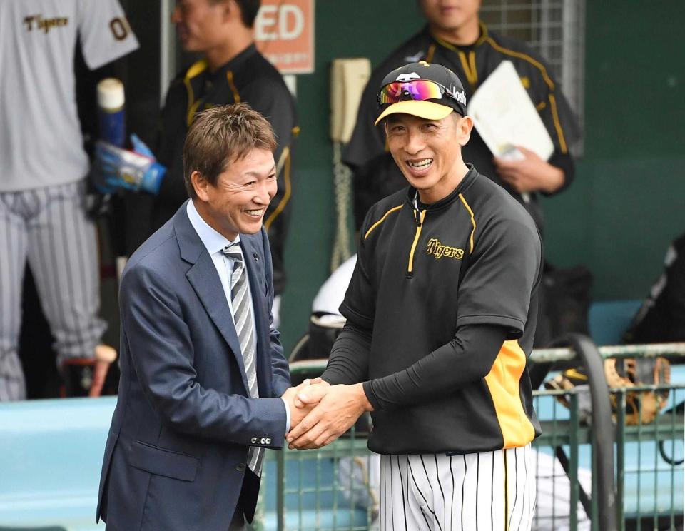 　立浪氏（左）と握手を交わす矢野監督