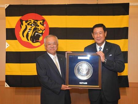 　野球殿堂入りを祝し、虎が刻印された盾を手に記念撮影する阪神・藤原オーナー（左）と田淵氏