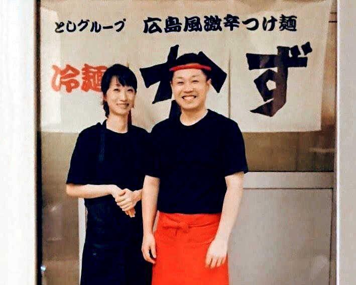 　つけ麺「かず」の店主・駒澤一政さん（右）と、生前の妻・晴美さん