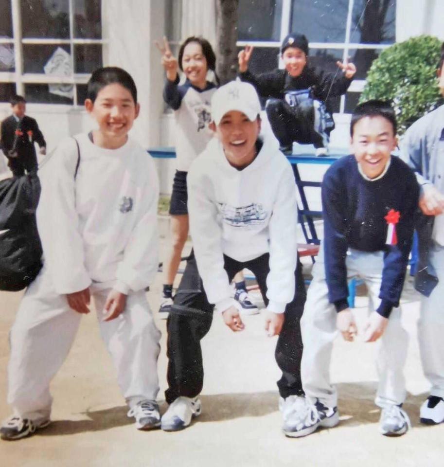 　昆陽里小学校の卒業式で記念写真に納まる（左から）松村昌哉、坂本勇人、野条淳己
