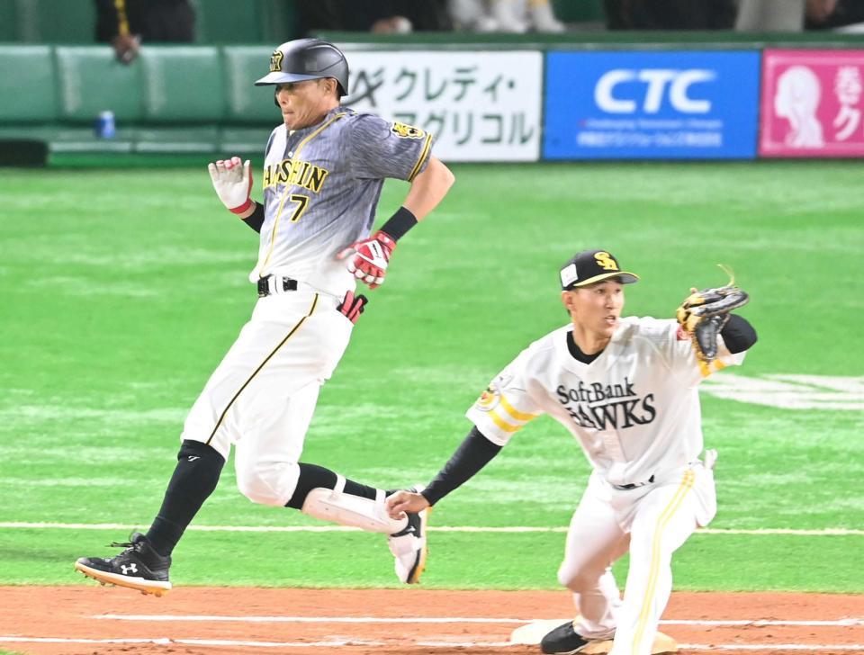 　７回、内野安打で出塁する糸井