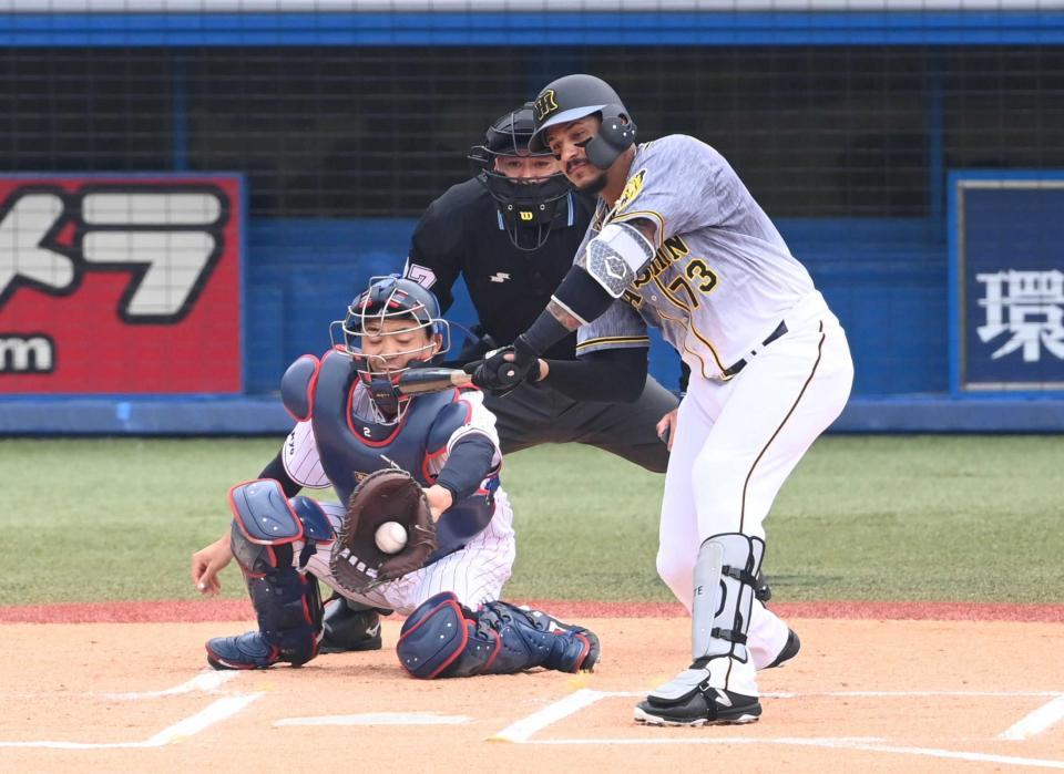 　１回、２－２からの５球目のフォークを見極めるマルテ