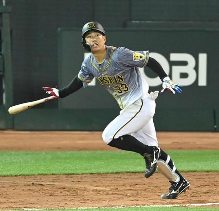 　８回、猛打賞となる二塁打を放つ糸原