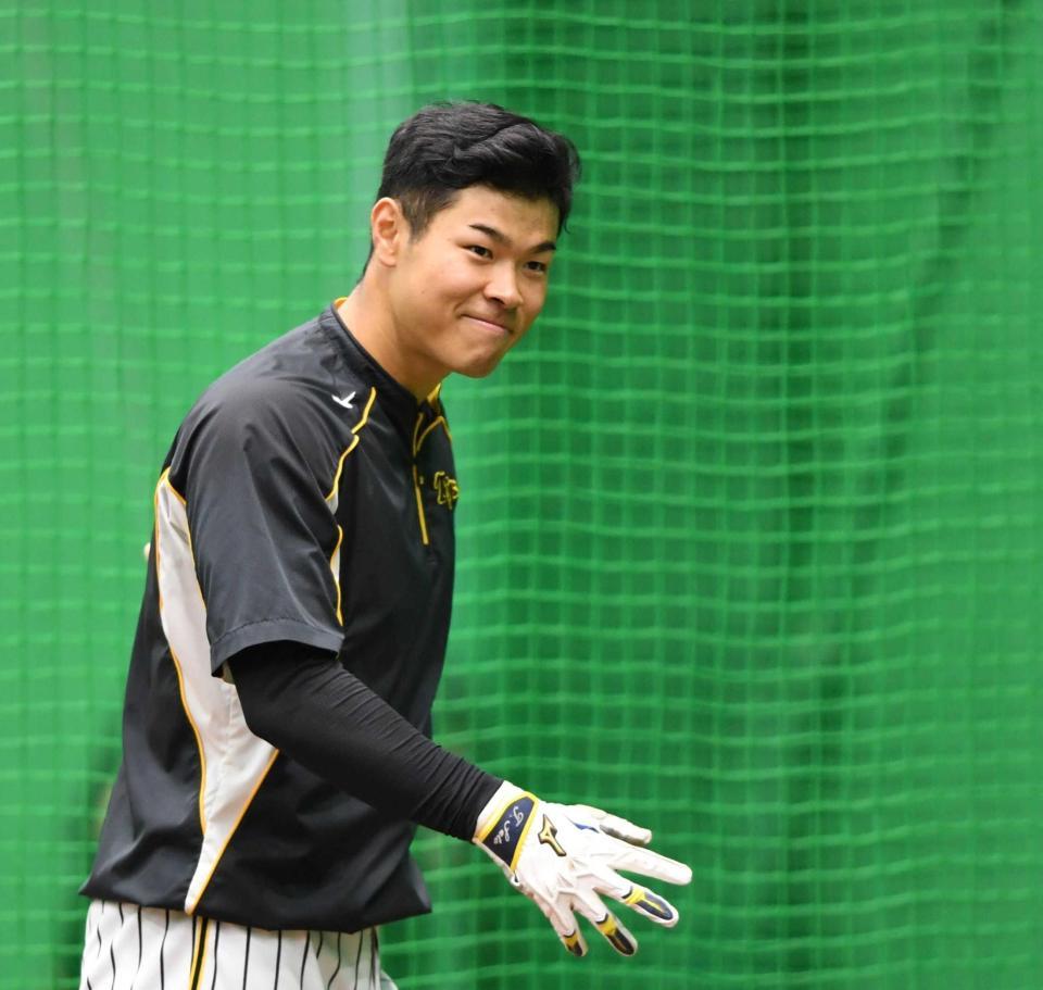 　打撃練習前、広島の選手にあいさつする佐藤輝