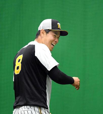 　練習中、笑顔を見せる佐藤輝（撮影・山口登）