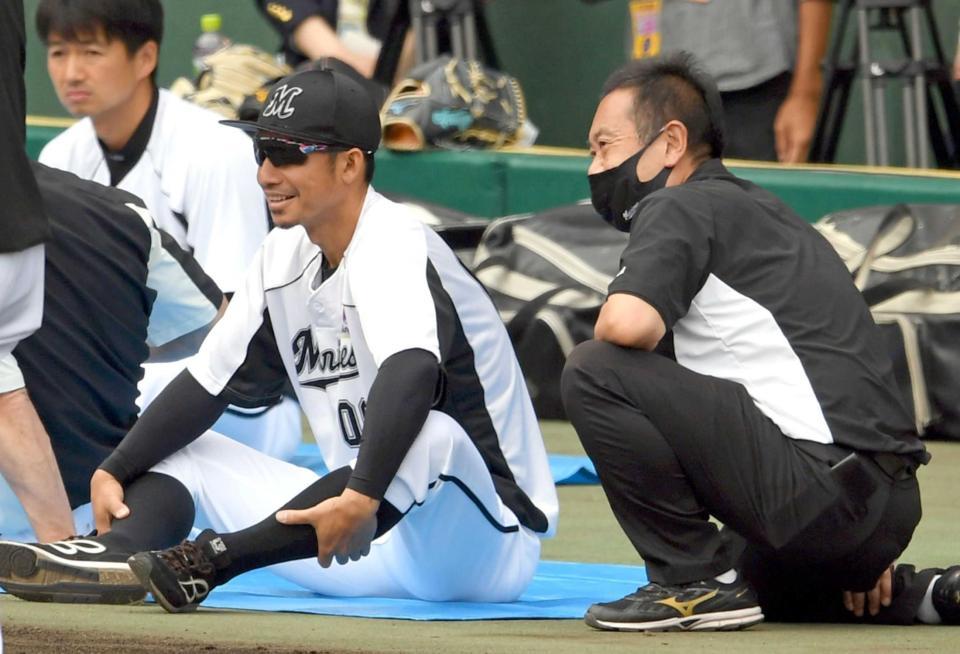 　鳥谷（左）と話すロッテ・梶原広報室長（撮影・山口登）