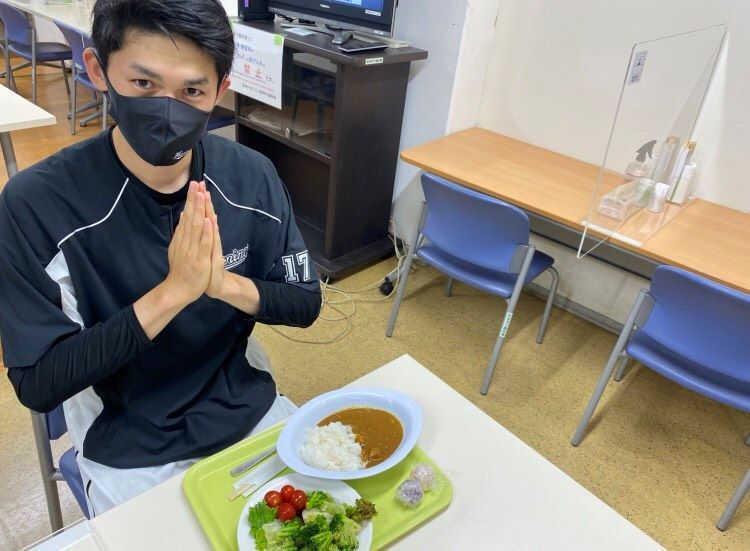 　甲子園カレーを食べる佐々木朗希（千葉ロッテマリーンズ公式ツイッターより）